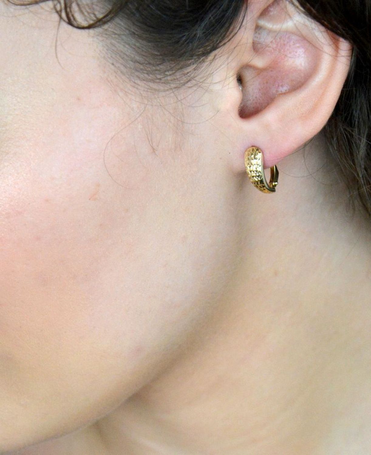 Kolczyki złote grawerowane zapięcie ang. pr 375, KL 6183D 375 Złote kolczyki próby 375 z grawerowanym wzorem – klasyczna elegancja. Wyjątkowe kolczyki wykonane z wysokiej jakości złota.jpg